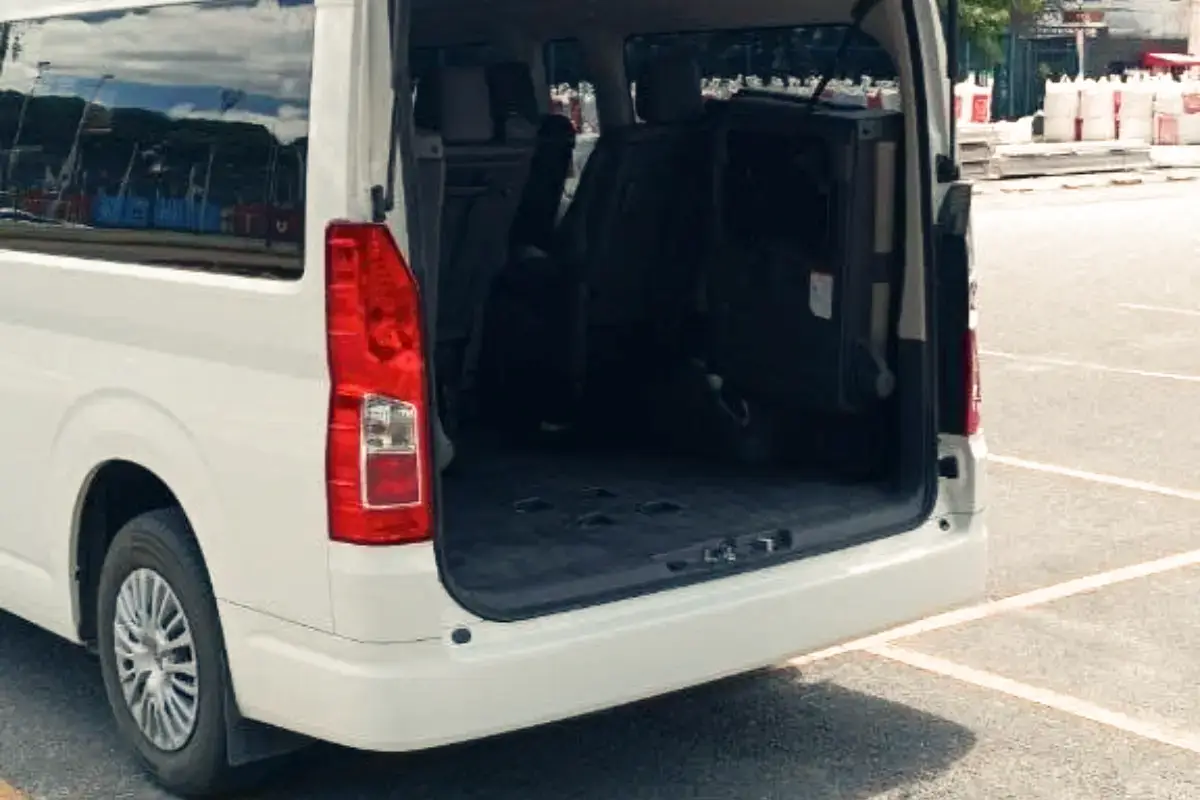 Багажный отсек за последним рядом TOYOTA Hiace