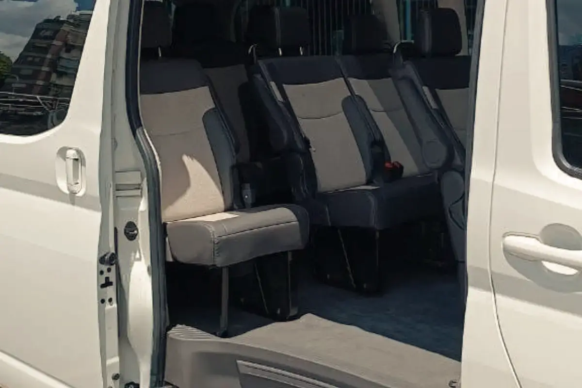 Сдвижная дверь и вход в салон TOYOTA Hiace