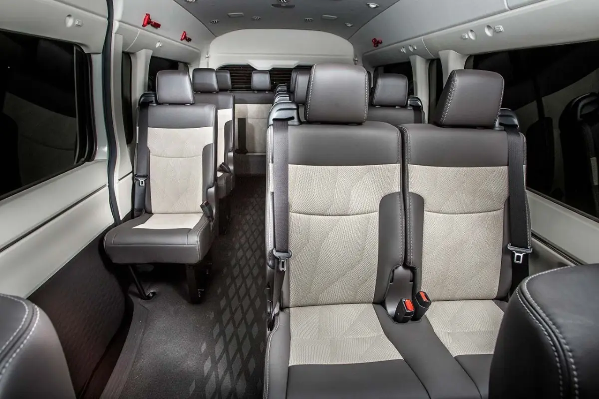 Салон на двенадцать мест TOYOTA Hiace