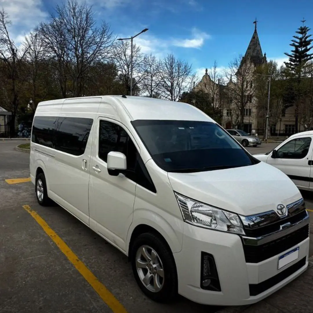 Белый микроавтобус Toyota Hiace 2023 с длинной базой
